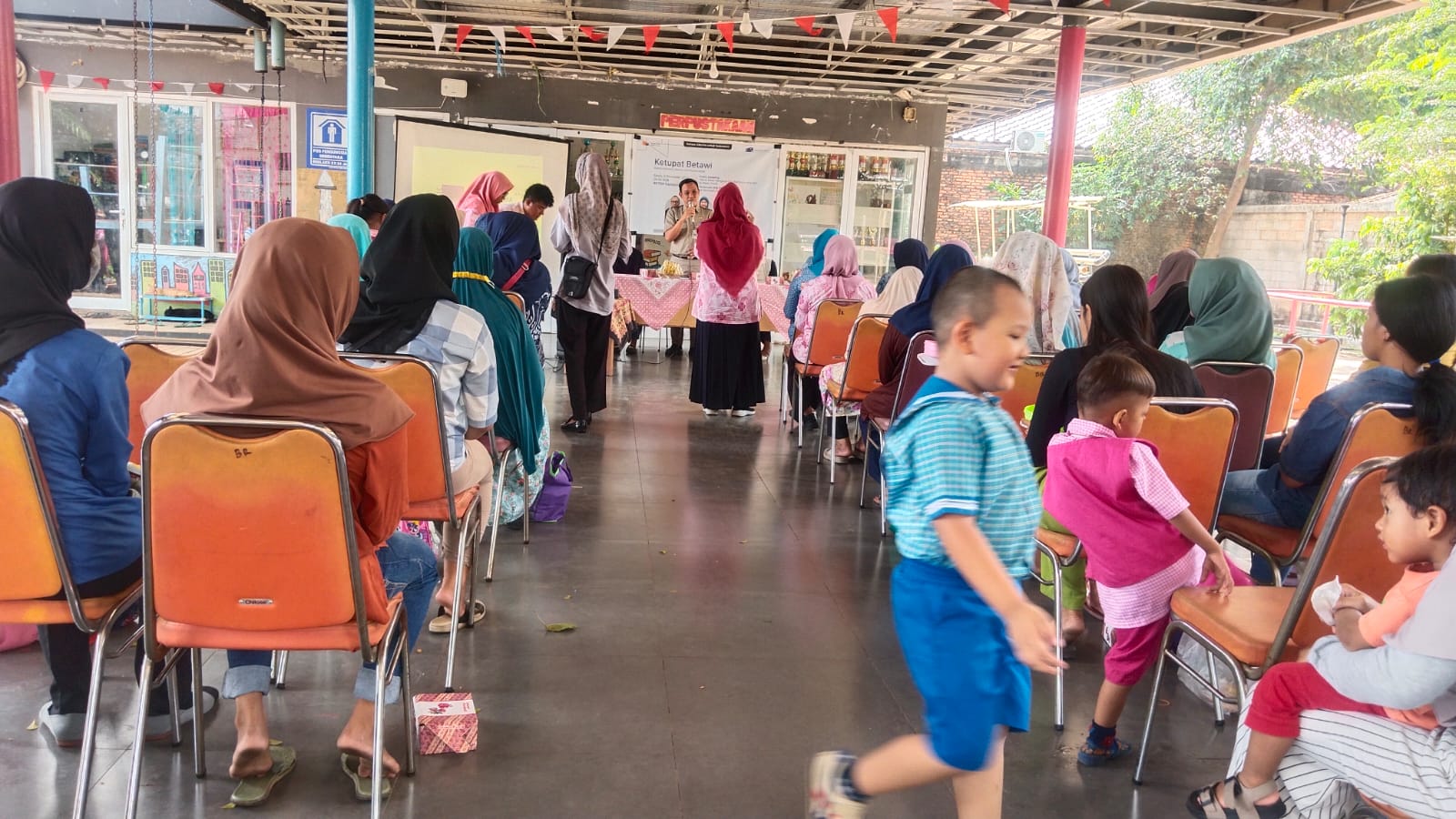 Ketupat Betawi Ketemu Pemustaka Bersama Tim Wisata Literasi Di RPTRA Kampung Benda